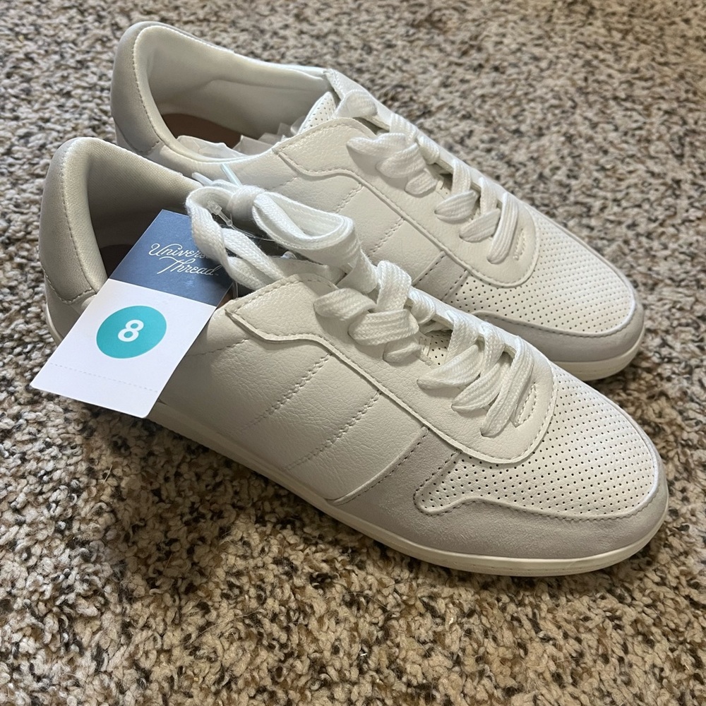 Universal Thread Hal Sneaker.